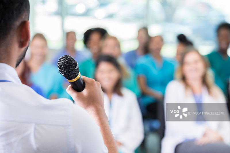 医疗保健专业人士在会议期间专注地听演讲者讲话图片素材