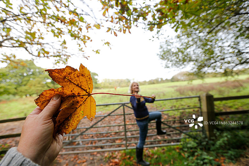 手持巨型叶子的超现实女性图像图片素材