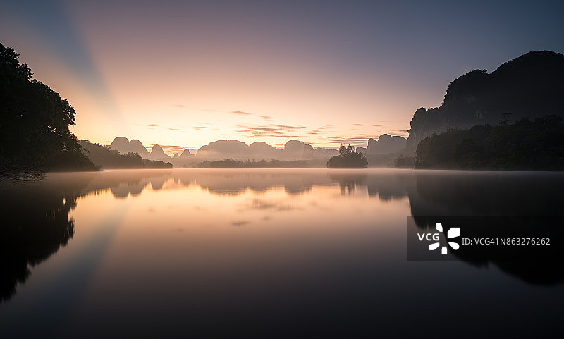 暖色调晨光下的宁静自然风光图片素材