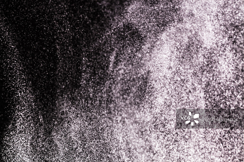 黑色背景下的粉末爆炸图片素材