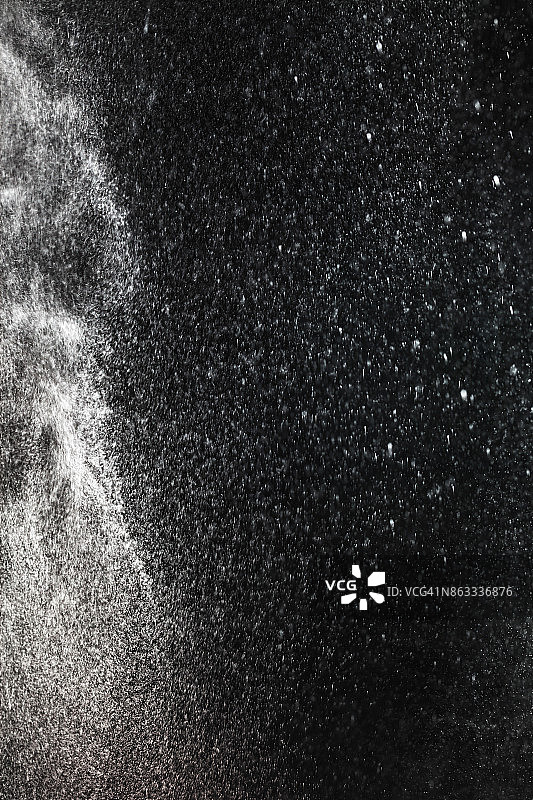 黑色背景下的粉末爆炸图片素材