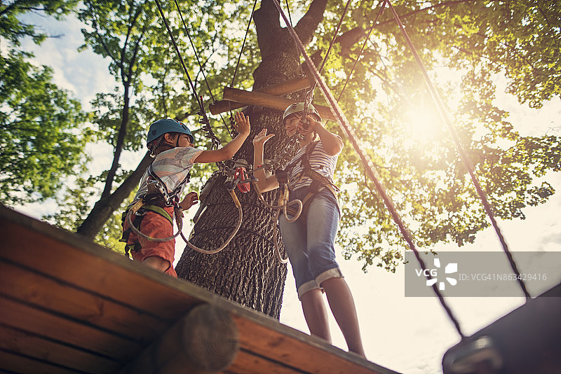 兄妹在绳索公园冒险玩耍图片素材