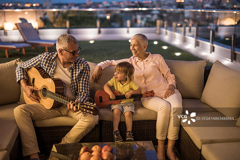 爷爷，我也要像你一样弹吉他！图片素材