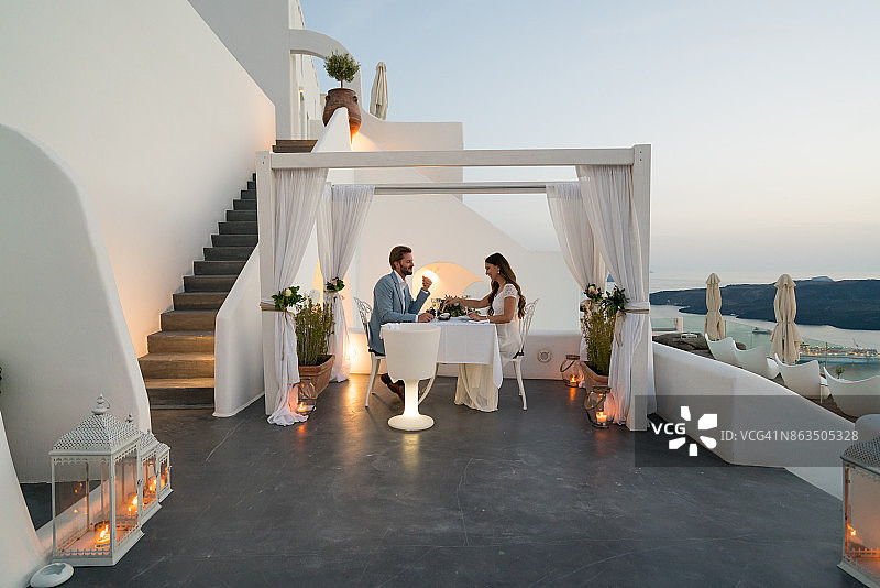 私人门廊上的两人晚餐图片素材