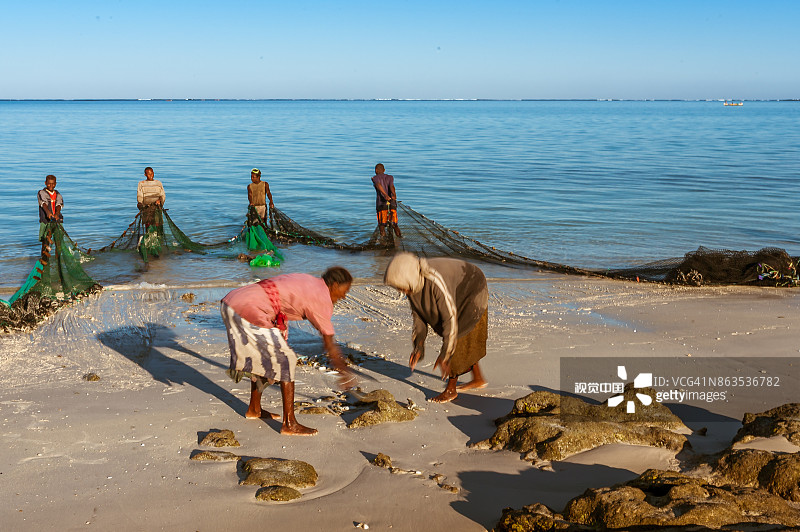 马达加斯加渔民捕鱼场景图片素材