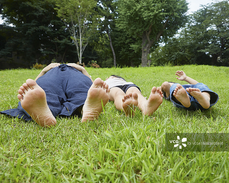 躺在草地上的亲子图片素材