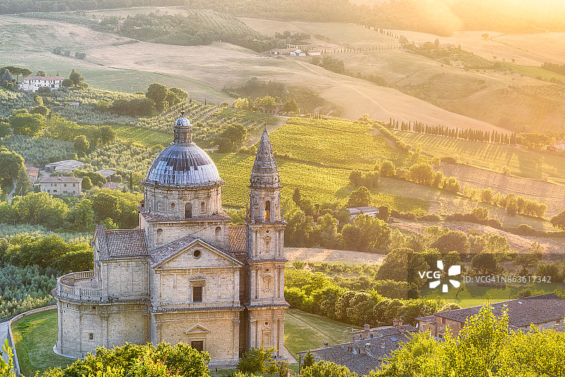 托斯卡纳日落时分的可爱查克图片素材