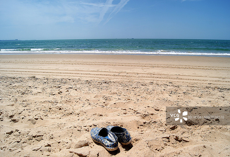 沙滩上的麻底鞋图片素材