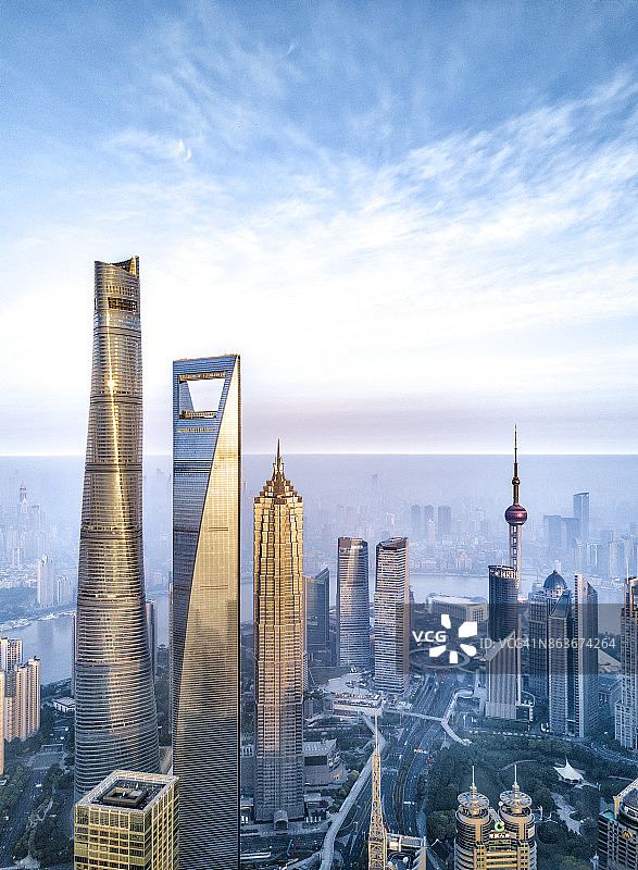 雾中的上海金融区图片素材