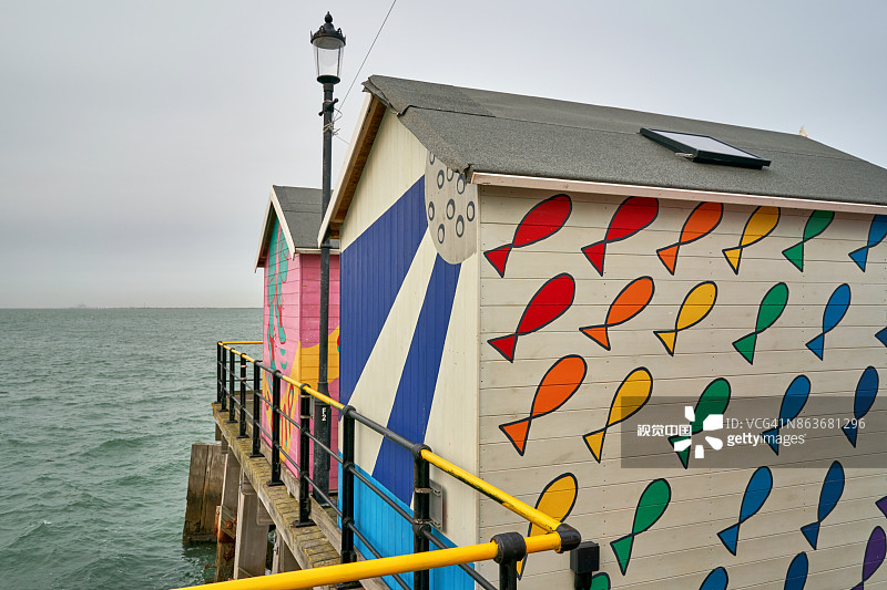 绍森德码头上冬日的彩色海滩小屋图片素材