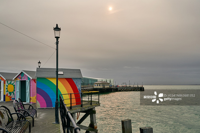 绍森德码头上冬日的彩色海滩小屋图片素材
