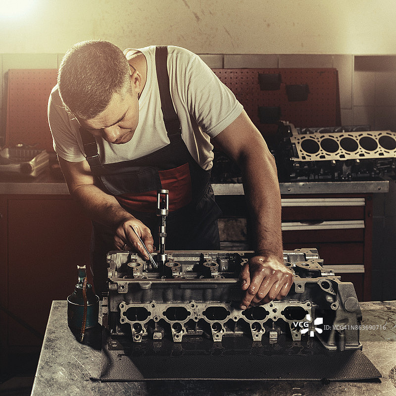 汽车修理店维修V10发动机图片素材
