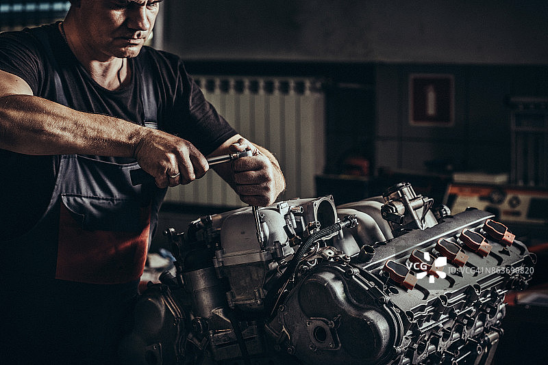 汽车修理店维修V10发动机图片素材