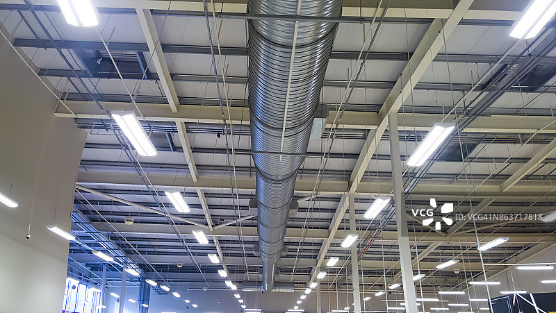 建筑内的空调通风管道和灯光图片素材