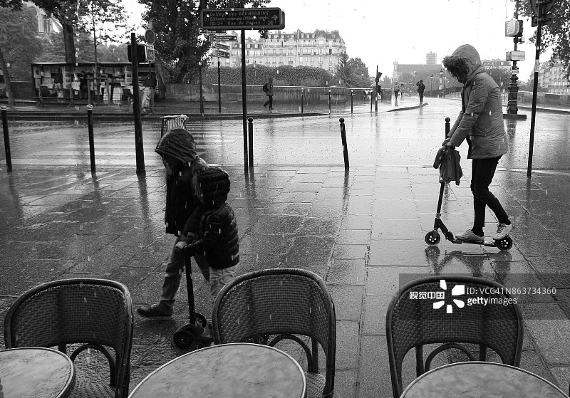 巴黎雨中的人们图片素材