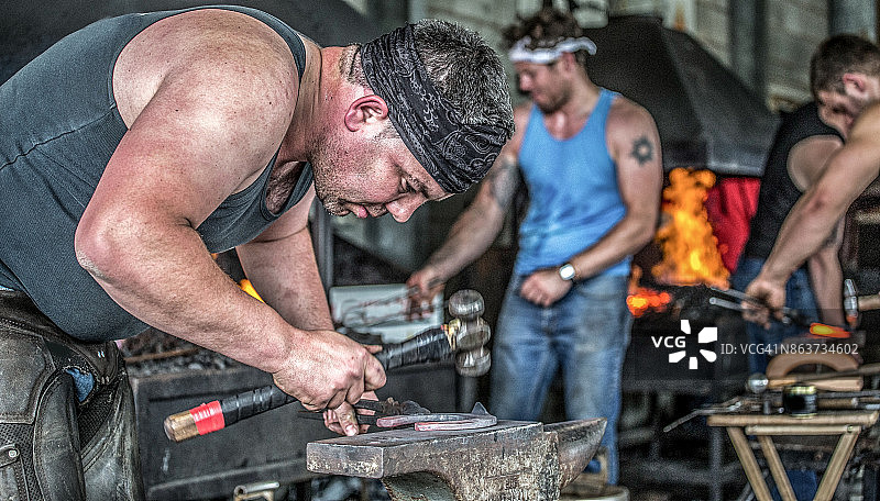 在锻造车间工作的铁匠图片素材