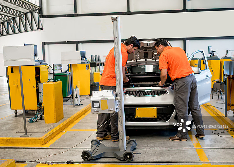 汽车修理店机械师检查汽车油位图片素材