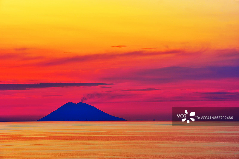 斯特龙博利火山图片素材