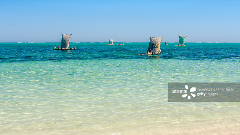 泻湖中的渔船图片素材