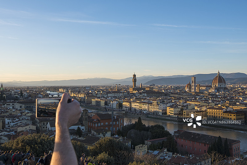 意大利佛罗伦萨阿诺河上的皮蒂宫和老桥日落图片素材