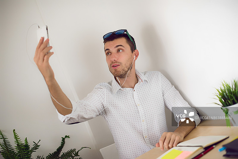 男人正在进行视频通话图片素材