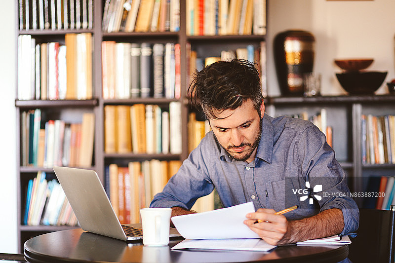 在家阅读工作的年轻人图片素材