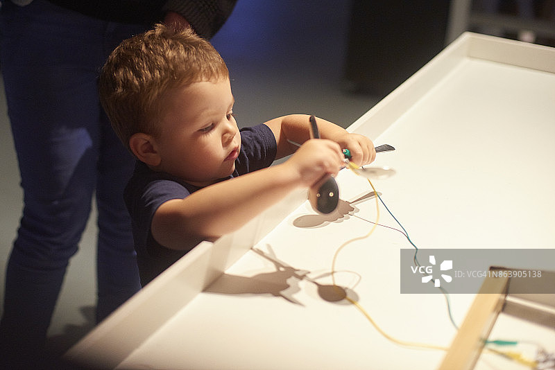 在儿童博物馆玩互动音频展示图片素材