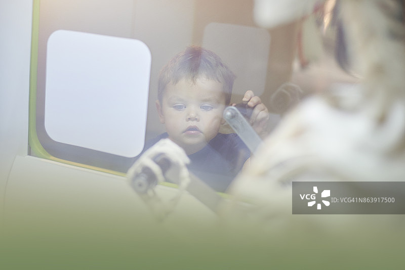 在互动展示上转动控制杆图片素材