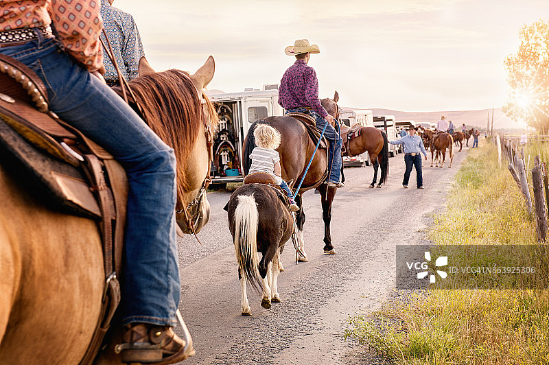 长长的拖车和牵着马的父女图片素材