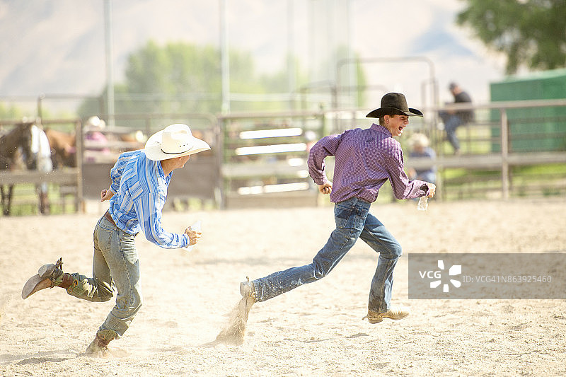 两个牛仔玩追逐游戏图片素材
