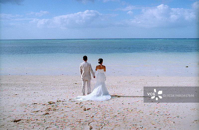 日本年轻夫妇冲绳婚礼图片素材