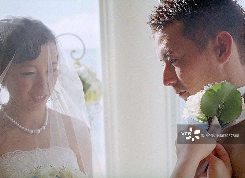 日本年轻夫妇冲绳婚礼图片素材