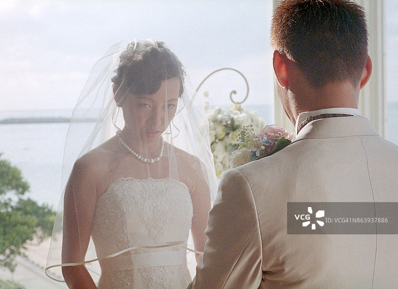 日本年轻夫妇冲绳婚礼图片素材