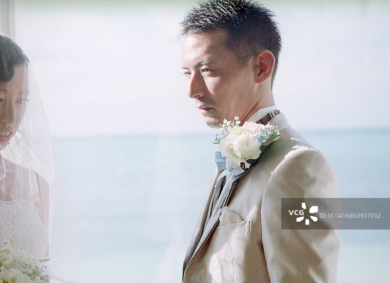 日本年轻夫妇冲绳婚礼图片素材