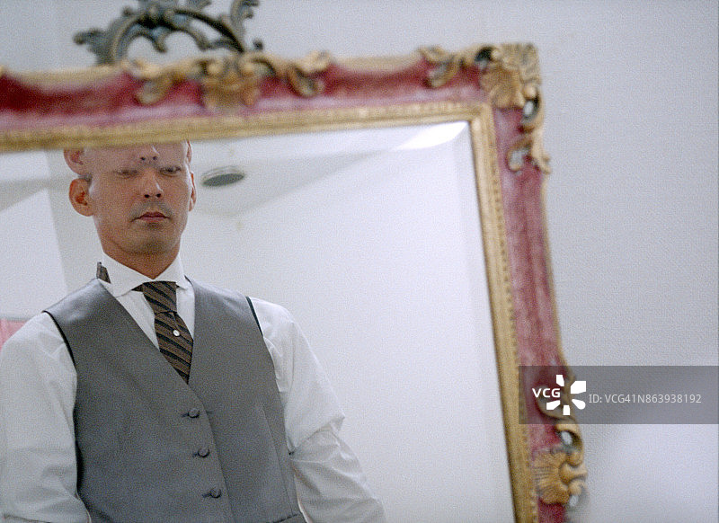 日本年轻夫妇冲绳婚礼图片素材