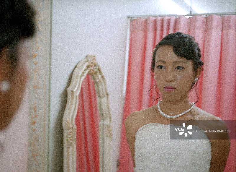 日本年轻夫妇冲绳婚礼图片素材