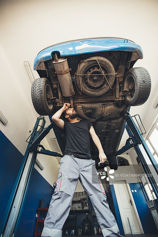 修理工在车库里修理汽车图片素材