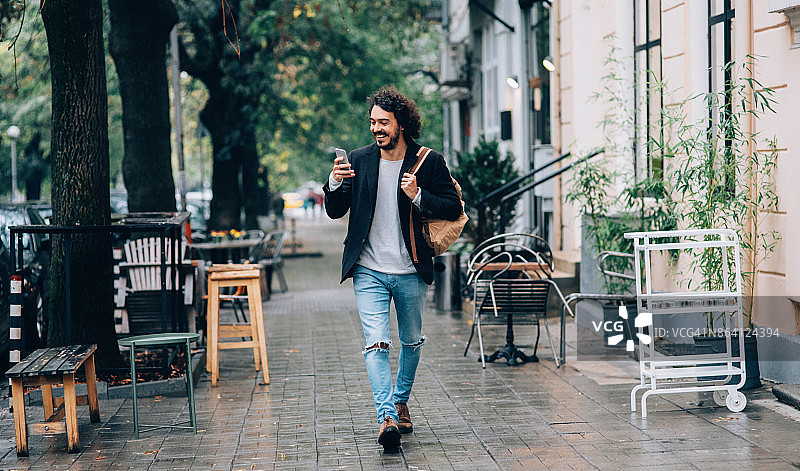 男人在城市里发短信图片素材