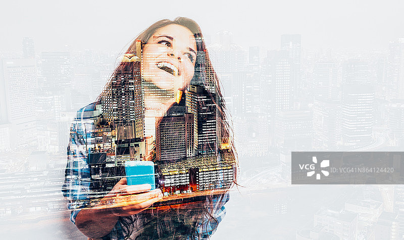 使用智能手机的女人的双重曝光图片素材