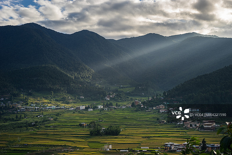 不丹普纳卡的稻田和村庄日落图片素材