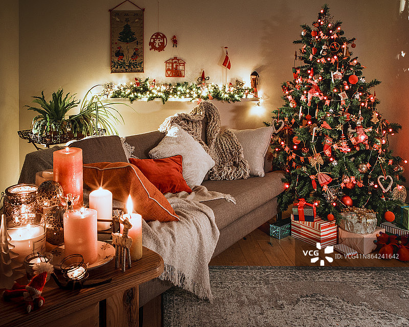 带传统装饰的丹麦圣诞树图片素材