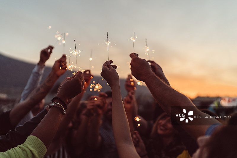 朋友们在屋顶上庆祝新年图片素材
