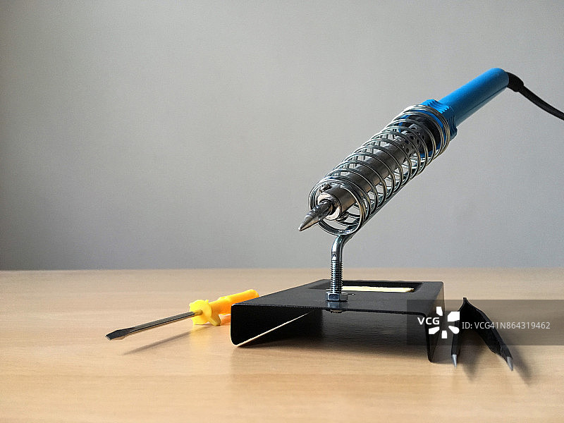 木桌上的电烙铁图片素材