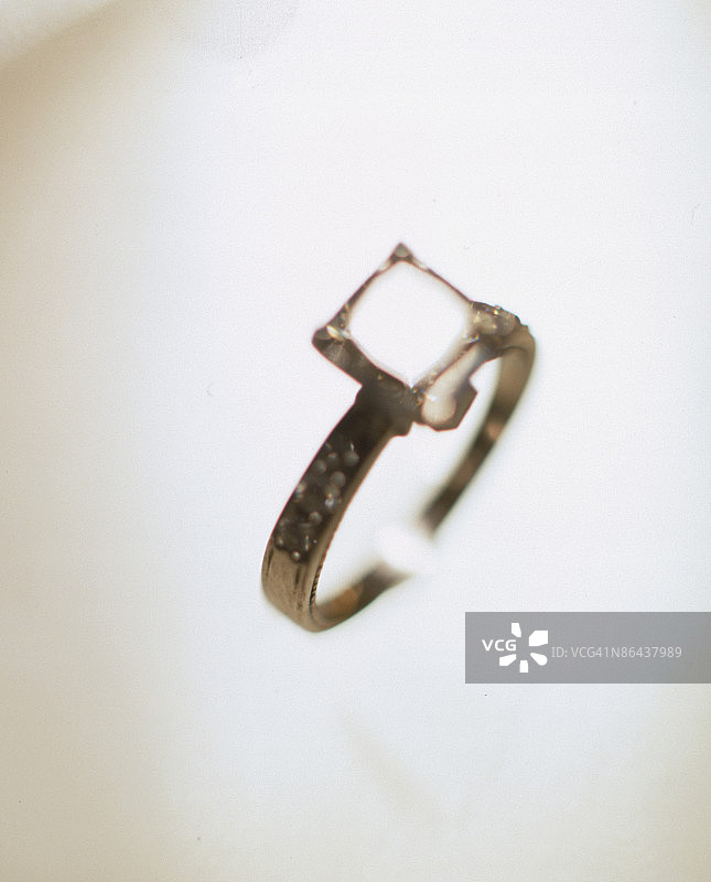 镶嵌白色宝石的戒指特写图片素材