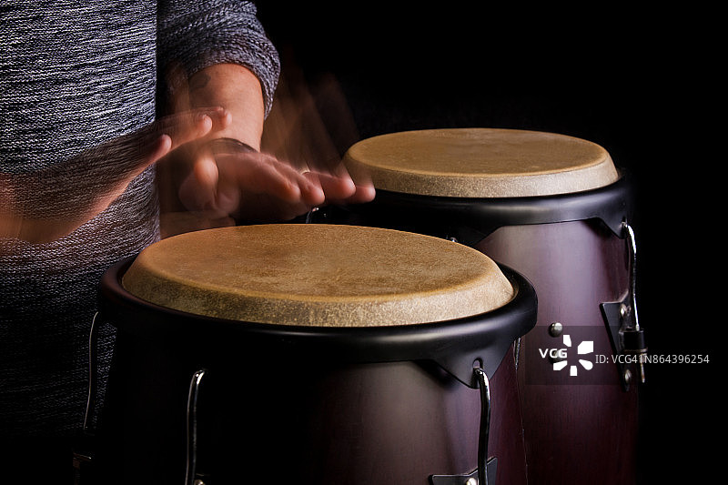 邦戈鼓演奏者的动态照片图片素材