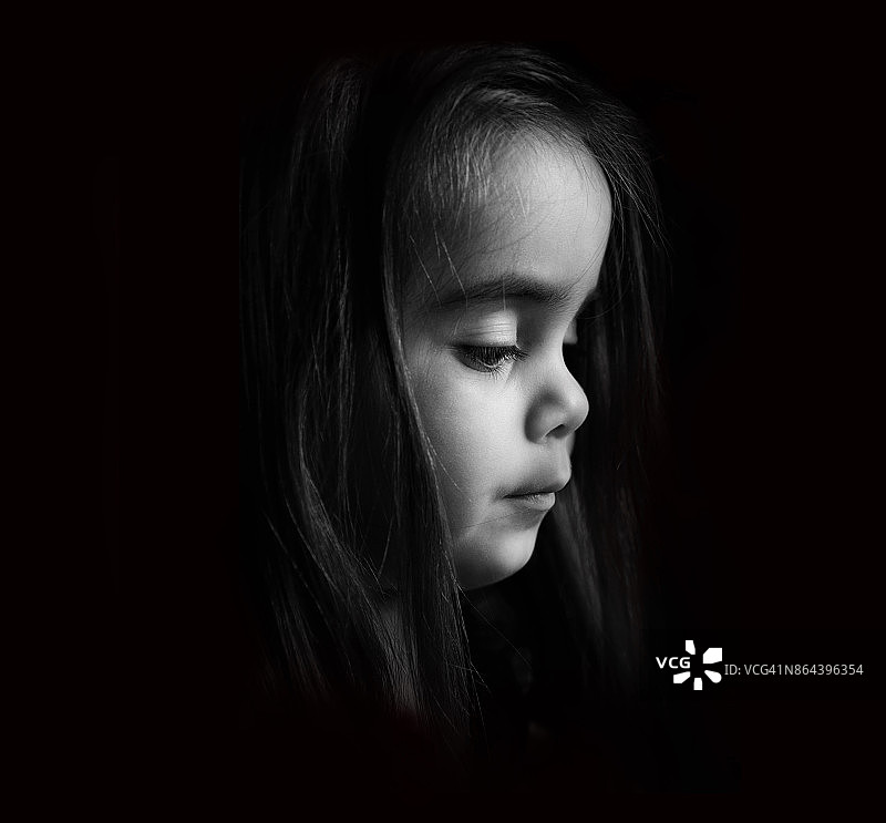 低调的幼儿肖像图片素材