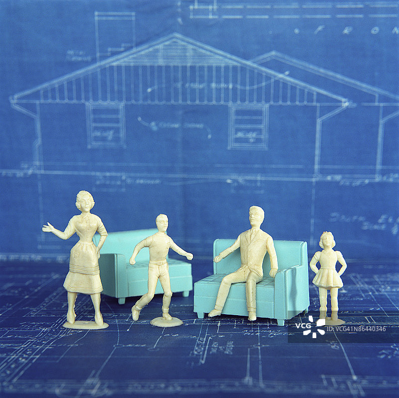 带房屋蓝图的玩偶家庭图片素材