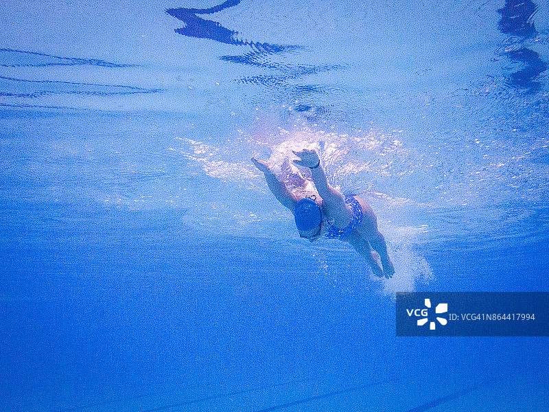 正在蝶泳的女人图片素材