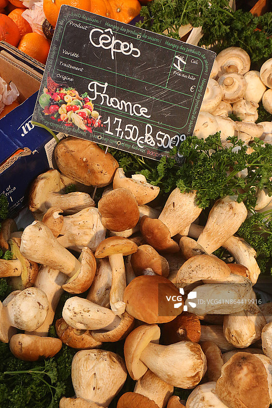 法国香槟区埃佩尔奈农贸市场出售的新鲜牛肝菌图片素材