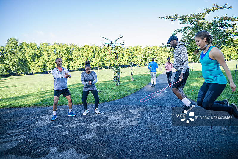 马拉松赛前合影图片素材